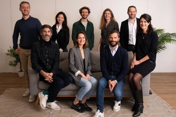 Debout, de gauche à droite : Cyrille Bessière, Manal Salah, Étienne Marsot, Myriam de Tournemire, Bruno Ruffié.

Sur le canapé, de gauche à droite : Antoine Régis, Clémence Clédat, Antoine Fine, Camille Kriebitzsch